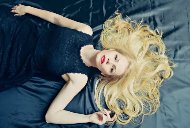 Moda retro lata 50: Odkryj ikony stylu i inspiracje do codziennych stylizacji