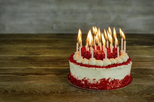 Jak wbić świeczki urodzinowe w tort, aby uniknąć zniszczenia ciasta