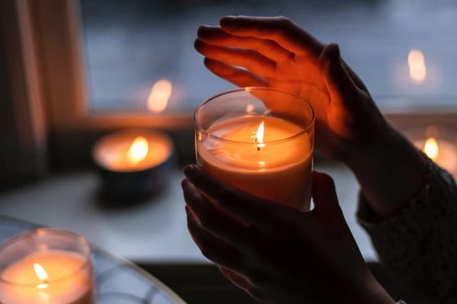 Najlepsze świeczki o zapachu kawy, które umilą Twój dom